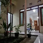 Taefoo Homestay - Brussels Room Free Wifi, Air Conditioner & Shared Baths Cool & Cozy