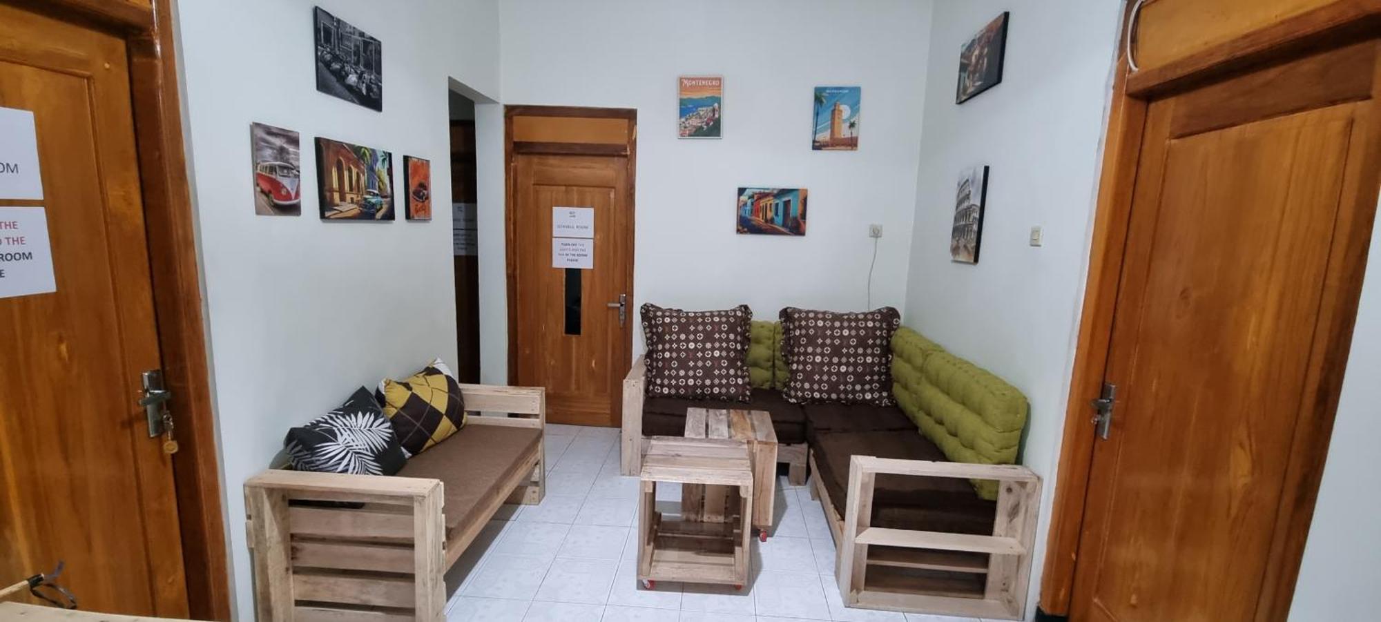 Taefoo Homestay - Brussels Room Free Wifi, Air Conditioner & Shared Baths Cool & Cozy Yogyakarta