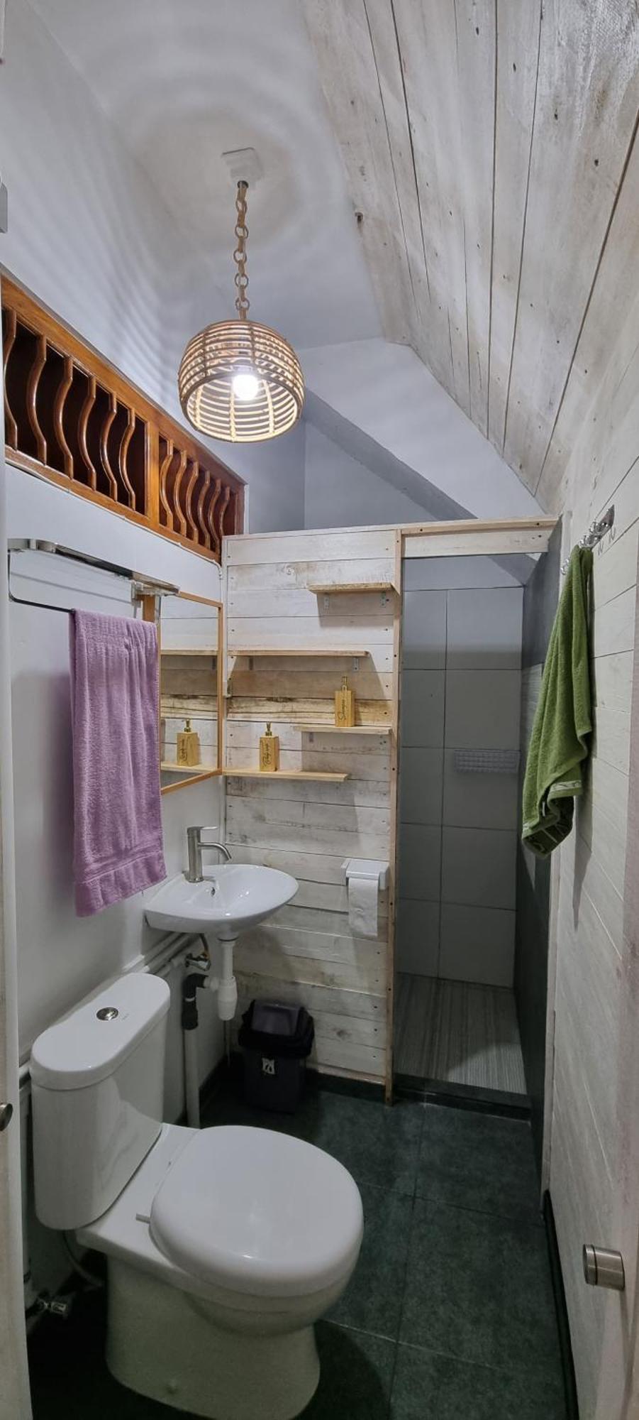 Taefoo Homestay - Brussels Room Free Wifi, Air Conditioner & Shared Baths Cool & Cozy *